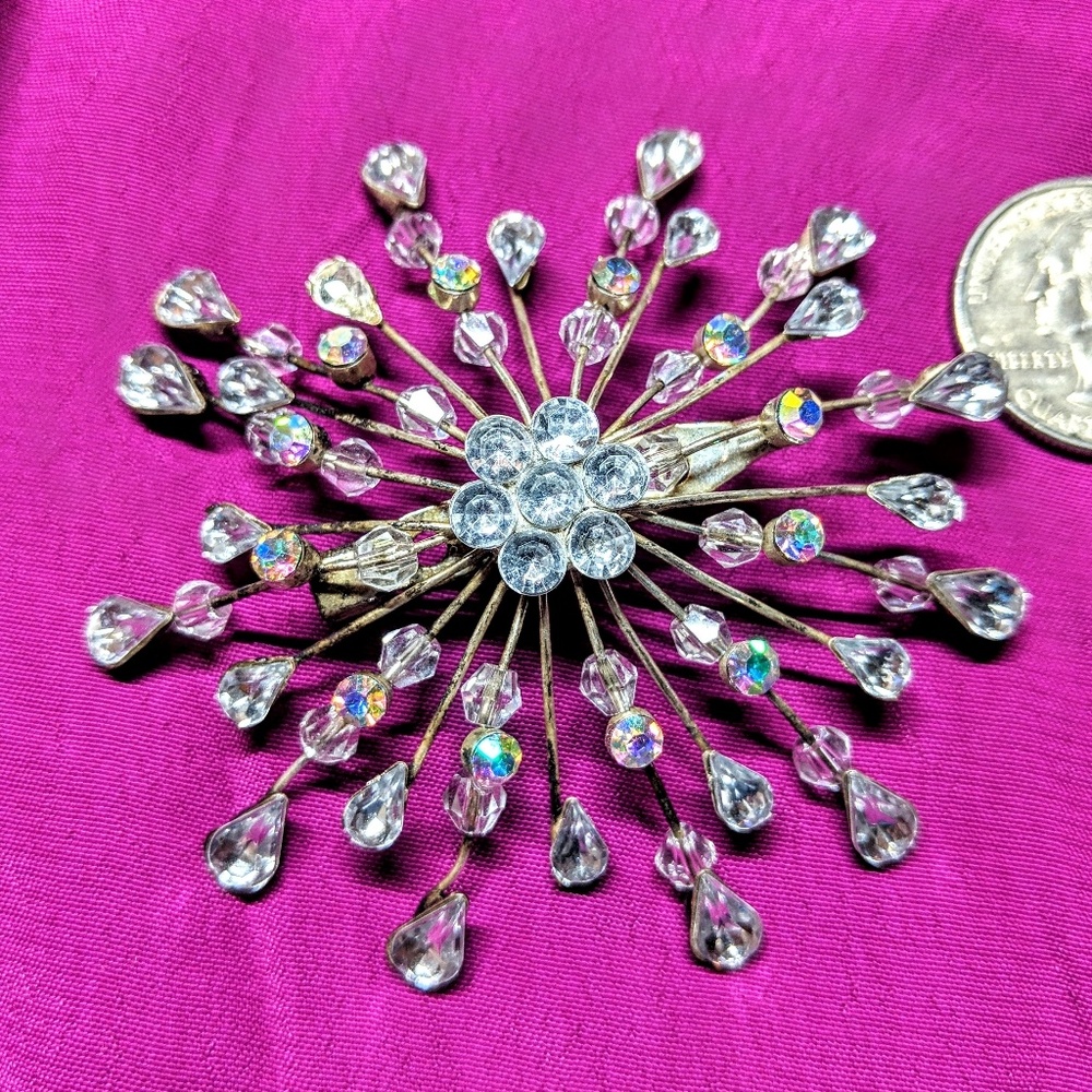 ✨ Faux Crystal Flower pin ✨